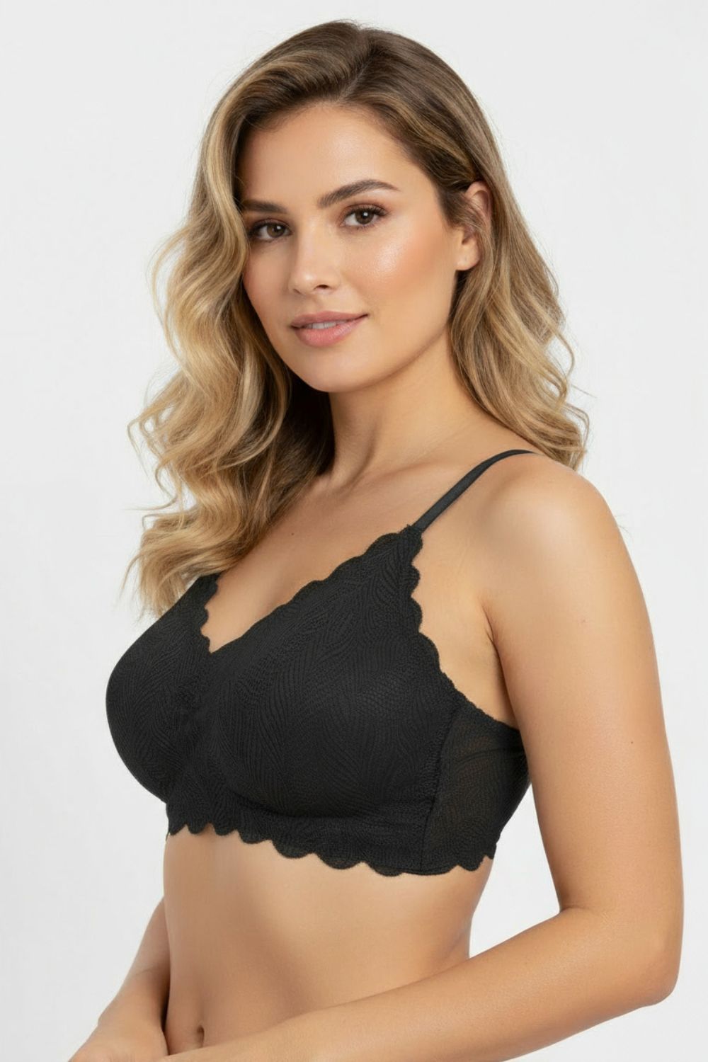 Top confeccionado en encaje con tirantes delgados